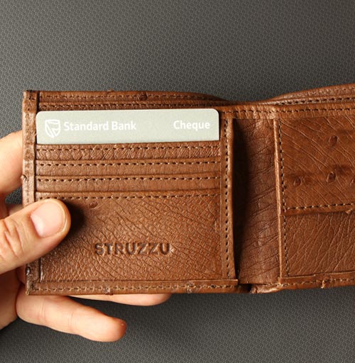A closeup view of the Stuzzu coin and card wallet.